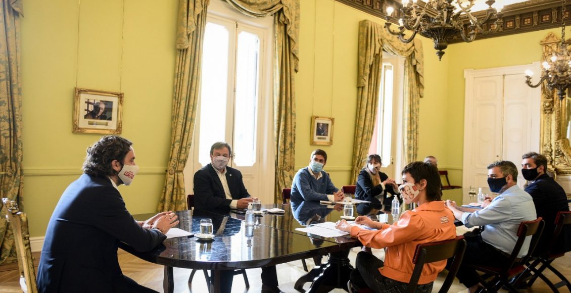 MAYRA MENDOZA JUNTO A SANTIAGO CAFIERO EN FIRMA DE CONVENIO PARA FORTALECER LA MODERNIZACIÓN DIGITAL DEL MUNICIPIO (2)