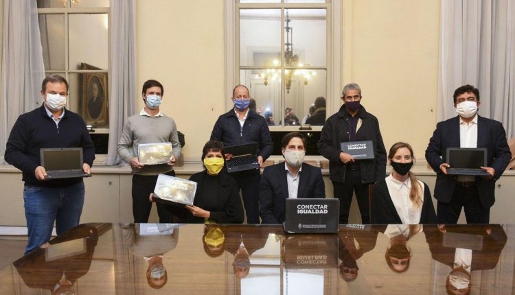 Firma de convenio para recibir netbooks y tablets