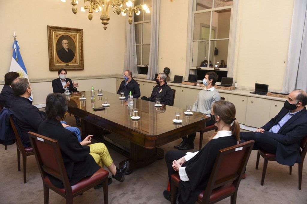 Firma de convenio para recibir netbooks y tablets