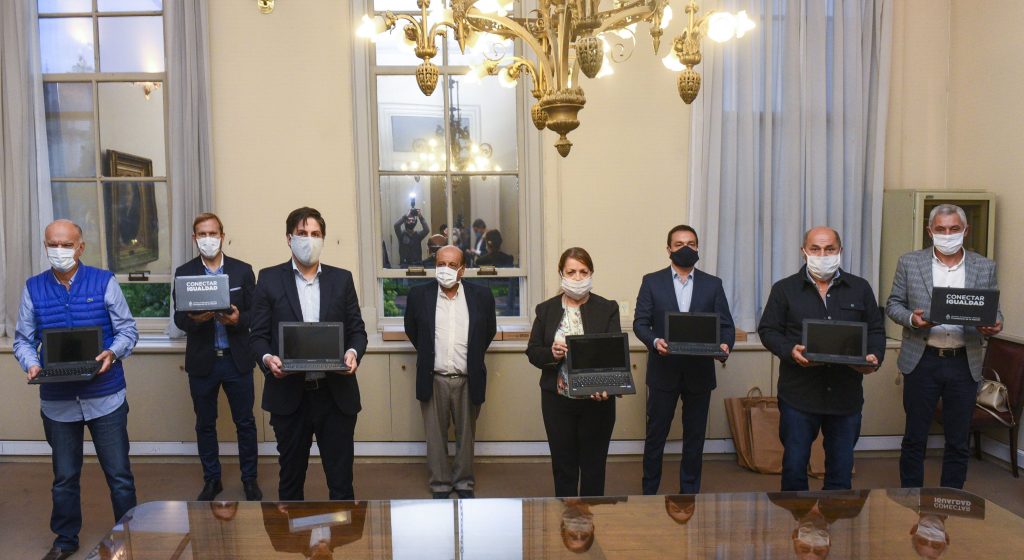 Firma de convenio para recibir netbooks y tablets