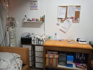 Aparatología e insumos en el cuarto de Milo. Parte del esquema de organización.