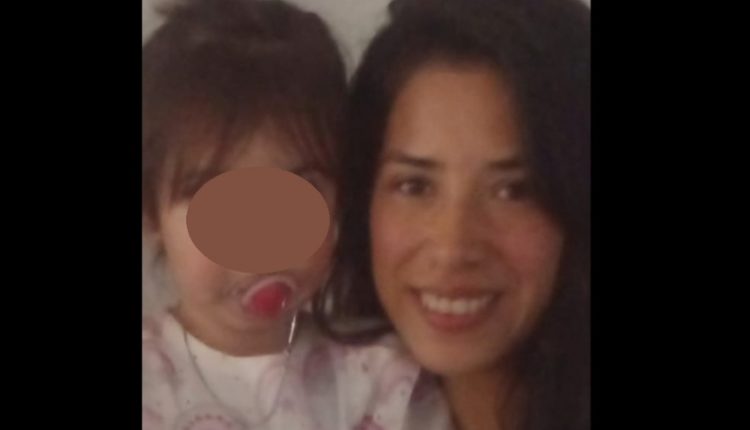 la joven desaparecida junto a su hija