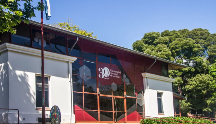 homenaje Maradona en la UNQ