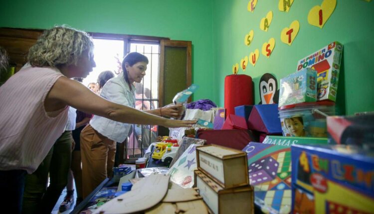 En Villa La Florida Mayra Mendoza entregó kits escolares